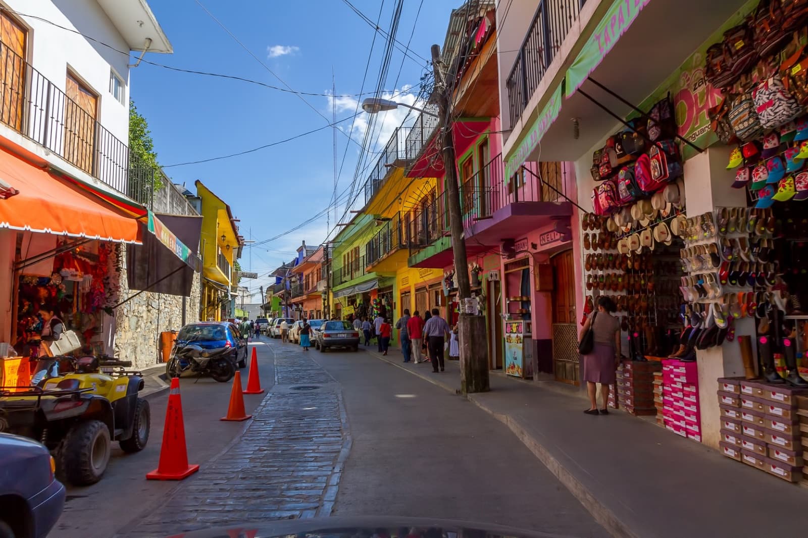 Calle colorida del centro de Xilitla, Pueblo Mágico — Huasteca Potosina, San Luis Potosí
