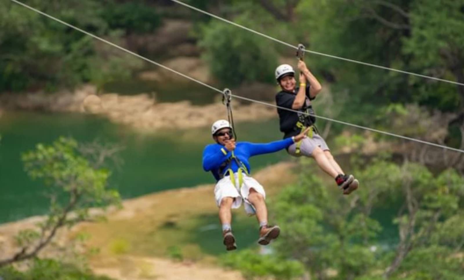 Tirolesa con casco y arnés sobre las Cascadas de Micos — equipo para tours en la Huasteca Potosina