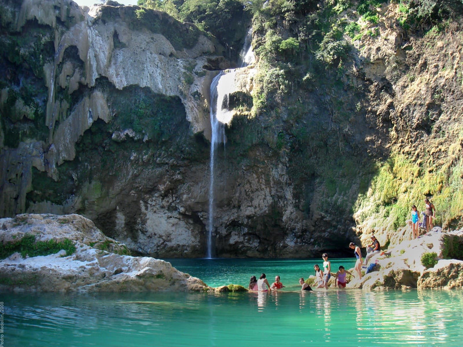 Cascada de la Huasteca Potosina con caudal abundante — nivel del agua según la temporada
