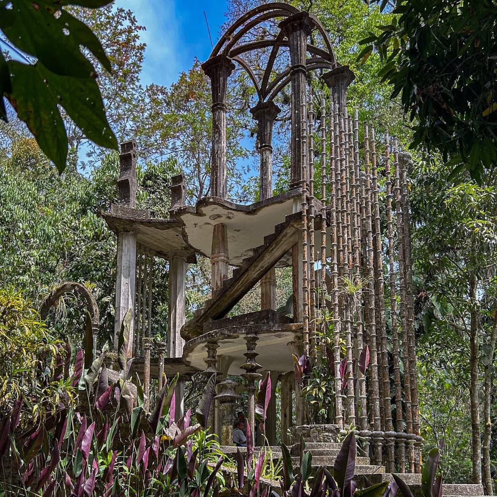 Torre surrealista de Las Pozas de Edward James entre la vegetación — Xilitla, San Luis Potosí